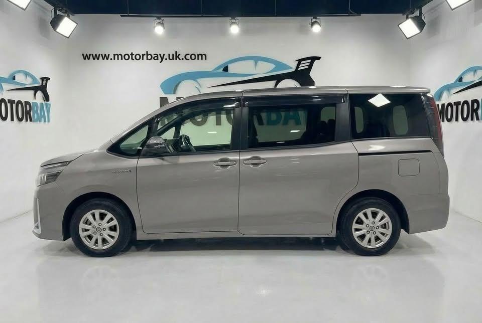 Toyota Voxy - Image 4