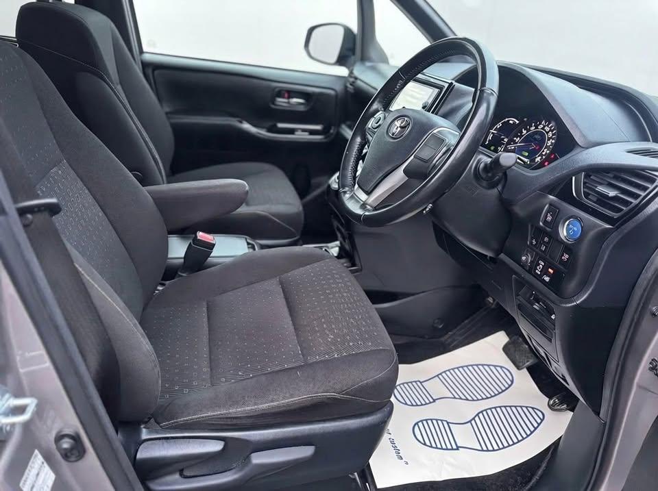 Toyota Voxy - Image 7
