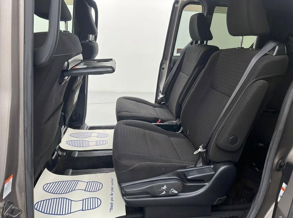 Toyota Voxy - Image 8