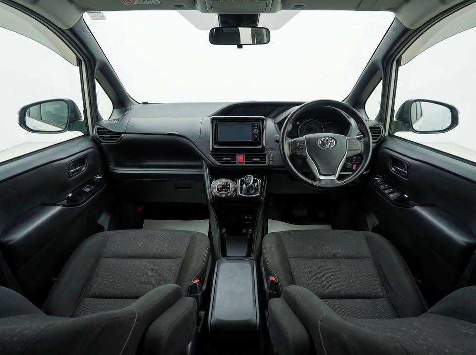 Toyota Voxy - Image 9