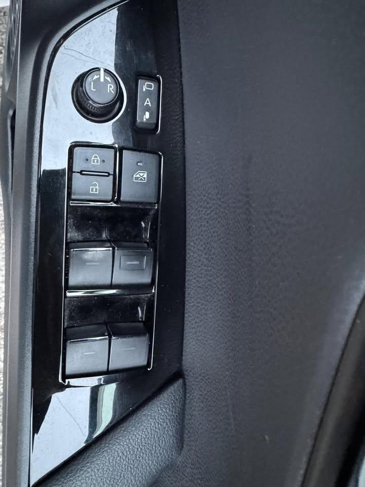 Toyota Prius - Image 17