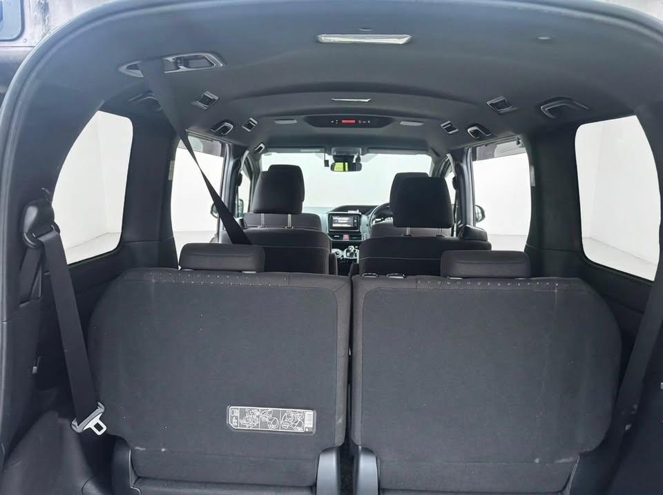 Toyota Voxy - Image 13