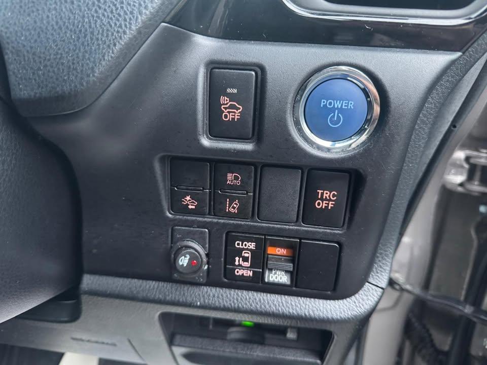 Toyota Voxy - Image 14