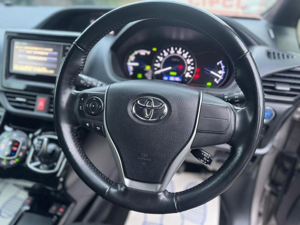 Toyota Voxy - Image 15